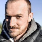 Lars Paulsen Instagram - „Der Versuch, einen gänzlich Unbekannten für die Rolle des beliebten Geheimagenten zu besetzen, ist grandios gescheitert. Schon während des ersten ‚Stunts‘, bei dem James Bond lediglich zwei Treppenstufen auf ein Mal nehmen sollte, knickte Lars Eric Paulsen - die wohl größte Fehlbesetzung in der Geschichte des 007-Franchises - um und kugelte sich beim Abrollen beide Schultern aus. Ein unbeteiligter Augenzeuge schrieb auf Twitter: „Ich habe Kegelpins eleganter umfallen sehen. 007? Wohl eher eine klare 0!“ Die erstversorgende Notärztin habe in ihrem Leben noch keine doppelte Luxation durch einfaches Stolpern miterlebt, teilte sie der Redaktion auf Nachfrage mit. Man kann dem Pechvogel trotzdem nur alles Gute wünschen. Uns hat die Geschichte jedenfalls eher geschüttelt als gerührt.“