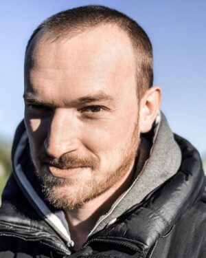 Lars Paulsen Instagram - „Der Versuch, einen gänzlich Unbekannten für die Rolle des beliebten Geheimagenten zu besetzen, ist grandios gescheitert. Schon während des ersten ‚Stunts‘, bei dem James Bond lediglich zwei Treppenstufen auf ein Mal nehmen sollte, knickte Lars Eric Paulsen - die wohl größte Fehlbesetzung in der Geschichte des 007-Franchises - um und kugelte sich beim Abrollen beide Schultern aus. Ein unbeteiligter Augenzeuge schrieb auf Twitter: „Ich habe Kegelpins eleganter umfallen sehen. 007? Wohl eher eine klare 0!“ Die erstversorgende Notärztin habe in ihrem Leben noch keine doppelte Luxation durch einfaches Stolpern miterlebt, teilte sie der Redaktion auf Nachfrage mit. Man kann dem Pechvogel trotzdem nur alles Gute wünschen. Uns hat die Geschichte jedenfalls eher geschüttelt als gerührt.“