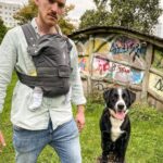 Lars Paulsen Instagram - Wenn ich mein Instagramprofil betrachte, ärgere ich mich darüber, dass mein eigenes Leben nicht so sorglos ist wie mein eigenes Leben. Ich bin neidisch auf mein Insta-Ich. So absurd und fake ist Social Media. Jeder weiß das. Doch, wenn man selbst mal durch die Hölle geht, fragt man sich, wieso alle anderen vermeintlich durchgängig auf Wolke 7 schweben. Das Leben ist eine Achterbahn, aber gepostet wird nur oben. Im Tal ist wohl das WLAN schlecht. Veröffentlicht werden gefilterte Momente, die glänzend aus der Waschstraße (inkl. Heißwachs) gefahren kommen. Das ist verständlich und auf einer Unterhaltungsplattform ja auch gut so. Es führt aber gelegentlich dazu, dass man in schwierigen Momenten das Gefühl bekommt, dass man der einzige Mensch sei, dem etwas Tragisches passiert. Hier und da seinen Follower*innen auch mal einen Blick in dunklere Gefühls- und Erlebniswelten zu gewähren, halte ich für einen sinnvollen Umgang mit Reichweite. Ich habe tatsächlich ein super Leben. Es ist nur bei weitem nicht so unbeschwert, wie es auf Instagram den Anschein macht. Hochzeit, Baby, Hundeflüsterer (32)! Ich bin so glücklich, Daddy einer wundervollen Tochter geworden zu sein und habe gleichzeitig ganz furchtbare Wochen hinter mir. Nicht jede Schwangerschaft, Geburt oder die ersten Wochen mit Kind gleichen den hollywoodesken Storys auf der Romcom-Plattform Instagram. Da jetzt ein neuer (bester) Mensch mit seiner eigenen Privatsphäre auf der Welt ist, werde ich das nicht weiter ausführen, doch es gab einige Komplikationen nach der Geburt. Holy shit hatten wir Angst! Gleichzeitig präsentierte mein Insta eine heile Welt. Das fühlt sich im Nachhinein falsch an. Deshalb zumindest dieser Text hier. Vielleicht hilft‘s ja Leuten, die eine ähnliche Zeit durchleben, sich ein Stückchen weniger allein zu fühlen. Bei uns geht’s gerade wieder steil bergauf - bei Dir kommen auch bessere Zeiten!