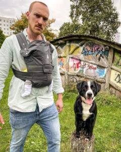 Lars Paulsen Instagram - Wenn ich mein Instagramprofil betrachte, ärgere ich mich darüber, dass mein eigenes Leben nicht so sorglos ist wie mein eigenes Leben. Ich bin neidisch auf mein Insta-Ich. So absurd und fake ist Social Media. Jeder weiß das. Doch, wenn man selbst mal durch die Hölle geht, fragt man sich, wieso alle anderen vermeintlich durchgängig auf Wolke 7 schweben. Das Leben ist eine Achterbahn, aber gepostet wird nur oben. Im Tal ist wohl das WLAN schlecht. Veröffentlicht werden gefilterte Momente, die glänzend aus der Waschstraße (inkl. Heißwachs) gefahren kommen. Das ist verständlich und auf einer Unterhaltungsplattform ja auch gut so. Es führt aber gelegentlich dazu, dass man in schwierigen Momenten das Gefühl bekommt, dass man der einzige Mensch sei, dem etwas Tragisches passiert. Hier und da seinen Follower*innen auch mal einen Blick in dunklere Gefühls- und Erlebniswelten zu gewähren, halte ich für einen sinnvollen Umgang mit Reichweite. Ich habe tatsächlich ein super Leben. Es ist nur bei weitem nicht so unbeschwert, wie es auf Instagram den Anschein macht. Hochzeit, Baby, Hundeflüsterer (32)! Ich bin so glücklich, Daddy einer wundervollen Tochter geworden zu sein und habe gleichzeitig ganz furchtbare Wochen hinter mir. Nicht jede Schwangerschaft, Geburt oder die ersten Wochen mit Kind gleichen den hollywoodesken Storys auf der Romcom-Plattform Instagram. Da jetzt ein neuer (bester) Mensch mit seiner eigenen Privatsphäre auf der Welt ist, werde ich das nicht weiter ausführen, doch es gab einige Komplikationen nach der Geburt. Holy shit hatten wir Angst! Gleichzeitig präsentierte mein Insta eine heile Welt. Das fühlt sich im Nachhinein falsch an. Deshalb zumindest dieser Text hier. Vielleicht hilft‘s ja Leuten, die eine ähnliche Zeit durchleben, sich ein Stückchen weniger allein zu fühlen. Bei uns geht’s gerade wieder steil bergauf - bei Dir kommen auch bessere Zeiten!