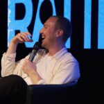Lars Paulsen Instagram – ⁣Ach, das war schön! Ich war sehr aufgeregt. Lange nicht mehr auf einer Bühne gestanden. Das Publikum war aber so unglaublich nice, dass es letztlich einfach nur Spaß gemacht hat. Wir sind kein sonderlich großer Podcast, aber die Leute, die uns hören und Tickets kaufen, sind solche⠀
Schnuffis ey! Wir sehen uns Freitag in Berlin!⠀
⠀
⠀
Großes Dankeschön auch an die Ultra-Schnuffis @johannaction für die Hilfe und @timo_zocholl für die Fotos! Ebenfalls Danke an den @kentclubhamburg für die Gastfreundschaft und @heavygermanshit für die Orga! Küsse gehen raus! KENT Club