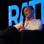 Lars Paulsen Instagram – ⁣Ach, das war schön! Ich war sehr aufgeregt. Lange nicht mehr auf einer Bühne gestanden. Das Publikum war aber so unglaublich nice, dass es letztlich einfach nur Spaß gemacht hat. Wir sind kein sonderlich großer Podcast, aber die Leute, die uns hören und Tickets kaufen, sind solche⠀
Schnuffis ey! Wir sehen uns Freitag in Berlin!⠀
⠀
⠀
Großes Dankeschön auch an die Ultra-Schnuffis @johannaction für die Hilfe und @timo_zocholl für die Fotos! Ebenfalls Danke an den @kentclubhamburg für die Gastfreundschaft und @heavygermanshit für die Orga! Küsse gehen raus! KENT Club