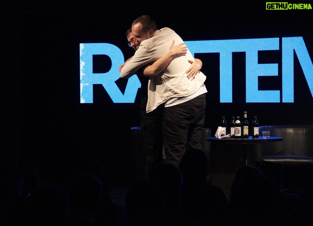 Lars Paulsen Instagram - Ach, das war schön! Ich war sehr aufgeregt. Lange nicht mehr auf einer Bühne gestanden. Das Publikum war aber so unglaublich nice, dass es letztlich einfach nur Spaß gemacht hat. Wir sind kein sonderlich großer Podcast, aber die Leute, die uns hören und Tickets kaufen, sind solche⠀ Schnuffis ey! Wir sehen uns Freitag in Berlin!⠀ ⠀ ⠀ Großes Dankeschön auch an die Ultra-Schnuffis @johannaction für die Hilfe und @timo_zocholl für die Fotos! Ebenfalls Danke an den @kentclubhamburg für die Gastfreundschaft und @heavygermanshit für die Orga! Küsse gehen raus! KENT Club
