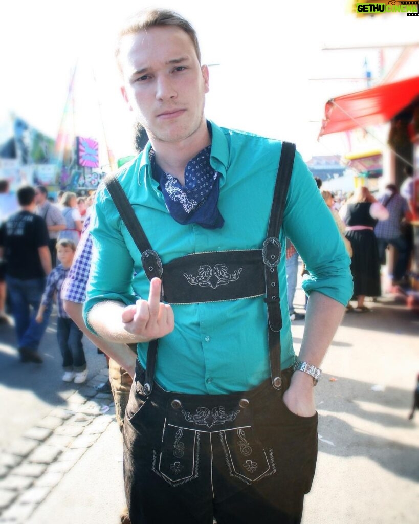 Lars Paulsen Instagram - Oktoberfest 2012 ➡️ 2011 ➡️ 2010. Da wir im Podcast darüber gesprochen haben, hier eine entsprechende Bebilderung. Ur-Bayern werden sicher den Filzhut davor ziehen, wie penibel ich mich bei der Wahl meines Outfits an die traditionelle bayrische Tracht gehalten habe. 🍻