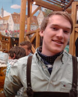Lars Paulsen Instagram - Oktoberfest 2012 ➡️ 2011 ➡️ 2010. Da wir im Podcast darüber gesprochen haben, hier eine entsprechende Bebilderung. Ur-Bayern werden sicher den Filzhut davor ziehen, wie penibel ich mich bei der Wahl meines Outfits an die traditionelle bayrische Tracht gehalten habe. 🍻