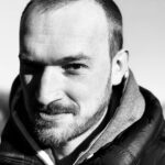 Lars Paulsen Instagram - „Der Versuch, einen gänzlich Unbekannten für die Rolle des beliebten Geheimagenten zu besetzen, ist grandios gescheitert. Schon während des ersten ‚Stunts‘, bei dem James Bond lediglich zwei Treppenstufen auf ein Mal nehmen sollte, knickte Lars Eric Paulsen - die wohl größte Fehlbesetzung in der Geschichte des 007-Franchises - um und kugelte sich beim Abrollen beide Schultern aus. Ein unbeteiligter Augenzeuge schrieb auf Twitter: „Ich habe Kegelpins eleganter umfallen sehen. 007? Wohl eher eine klare 0!“ Die erstversorgende Notärztin habe in ihrem Leben noch keine doppelte Luxation durch einfaches Stolpern miterlebt, teilte sie der Redaktion auf Nachfrage mit. Man kann dem Pechvogel trotzdem nur alles Gute wünschen. Uns hat die Geschichte jedenfalls eher geschüttelt als gerührt.“