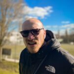 Lars Paulsen Instagram - Begrüßt die Sonne am Morgen wie eure Nachbarn. ☀️ (also möglichst gar nicht, versucht euch im Treppenhaus nicht zu begegnen und nehmt hin und wieder Pakete für sie an, damit sie das auch für euch tun, wenn ihr gerade oh happy day unter der Dusche singt.)