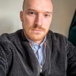 Lars Paulsen Instagram - Wie man durch die ganzen Krisen einfach übelst abstumpft. Reichsbürger haben geplant, das Land zu übernehmen, es gab schon ein Schattenkabinett etc. und ich dachte bei der Nachricht nur: „Lol paar Nazis hops genommen naja was gibt’s heute Abend zu essen?“