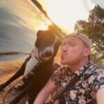 Lars Paulsen Instagram - Hatte vorhin den Gedanken, dass dieser Köter ja von Kroatiens Straßen ins Tierheim kam und er deshalb nie wirklich „Eltern“ hatte und ich mache ja gerade Elternzeit und hab dabei auch mehr Zeit für Doggo und deshalb ist das für ihn, als hätte ich seinetwegen Elternzeit genommen und wer hat jetzt was im Auge? 🥲 Schweden