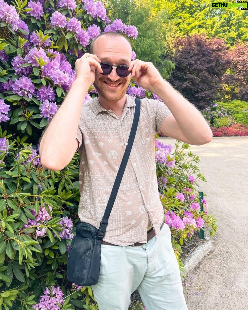 Lars Paulsen Instagram - Ich bin wie die Hortensien im Hintergrund: eigentlich ein Rhododendron. 💭