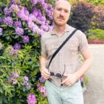 Lars Paulsen Instagram - Ich bin wie die Hortensien im Hintergrund: eigentlich ein Rhododendron. 💭
