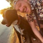 Lars Paulsen Instagram - Hatte vorhin den Gedanken, dass dieser Köter ja von Kroatiens Straßen ins Tierheim kam und er deshalb nie wirklich „Eltern“ hatte und ich mache ja gerade Elternzeit und hab dabei auch mehr Zeit für Doggo und deshalb ist das für ihn, als hätte ich seinetwegen Elternzeit genommen und wer hat jetzt was im Auge? 🥲 Schweden
