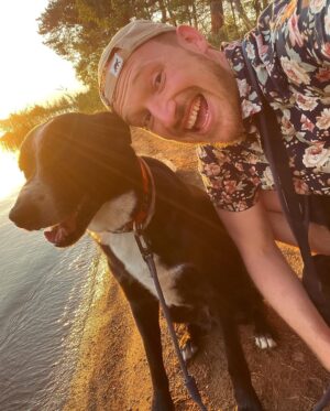 Lars Paulsen Instagram - Hatte vorhin den Gedanken, dass dieser Köter ja von Kroatiens Straßen ins Tierheim kam und er deshalb nie wirklich „Eltern“ hatte und ich mache ja gerade Elternzeit und hab dabei auch mehr Zeit für Doggo und deshalb ist das für ihn, als hätte ich seinetwegen Elternzeit genommen und wer hat jetzt was im Auge? 🥲