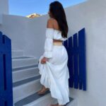 Laura Lajevardi Instagram - J’adore les couleurs bleu et blanc des îles Grecques 🤍💙 Oia, Santorini -Greece-