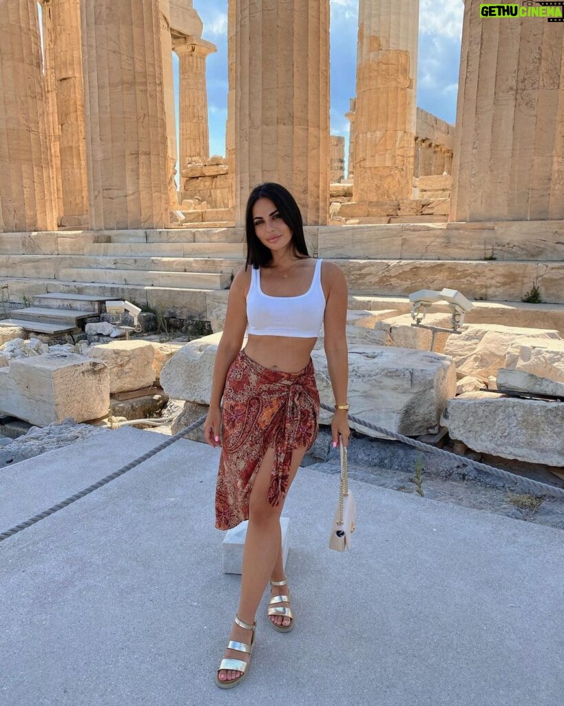 Laura Lajevardi Instagram - J’ai fait ma touriste sur les ruine d’Athènes ✨ Athènes Grèce