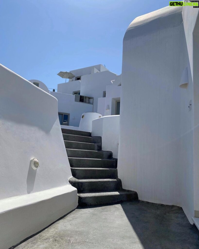 Laura Lajevardi Instagram - 🤍 Oia, Santorini -Greece-