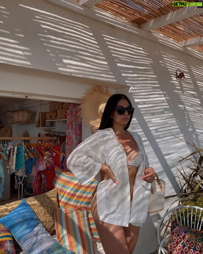 Laura Lajevardi Instagram - Summer vibes ✨ Cannes, France