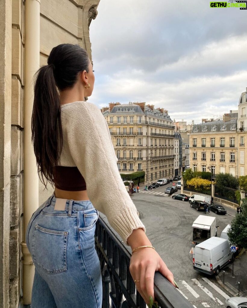 Laura Lajevardi Instagram - Paris ✨ Paris, France