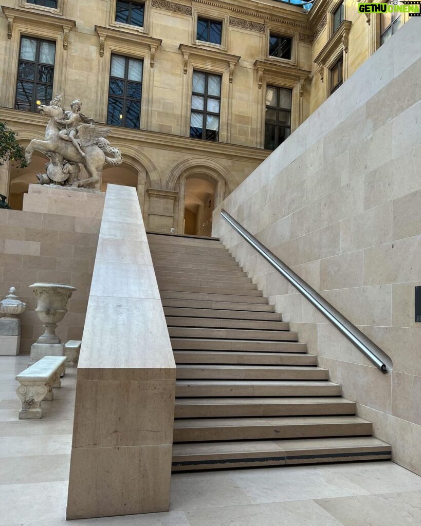 Laura Lajevardi Instagram - Musée du Louvre