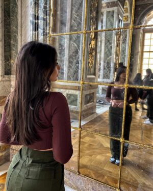 Laura Lajevardi Instagram - Visite au Louvre ✨