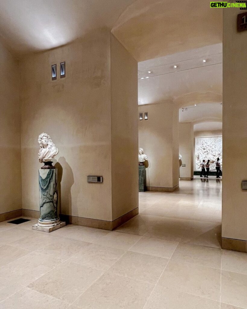 Laura Lajevardi Instagram - Détail du Louvre ✨ Louvre Museum