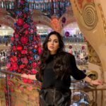 Laura Lajevardi Instagram – Prête pour Noël !
Ma saison préférée ☺️🎄
Vous êtes plutôt cadeaux achetés à l’avance ou achat à la dernière minute ? 🤪 Galeries Lafayette