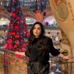 Laura Lajevardi Instagram - Prête pour Noël ! Ma saison préférée ☺️🎄 Vous êtes plutôt cadeaux achetés à l’avance ou achat à la dernière minute ? 🤪 Galeries Lafayette