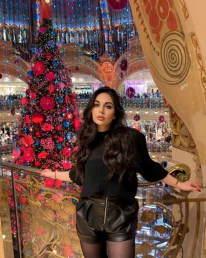 Laura Lajevardi Instagram - Prête pour Noël !
Ma saison préférée ☺️🎄
Vous êtes plutôt cadeaux achetés à l’avance ou achat à la dernière minute ? 🤪