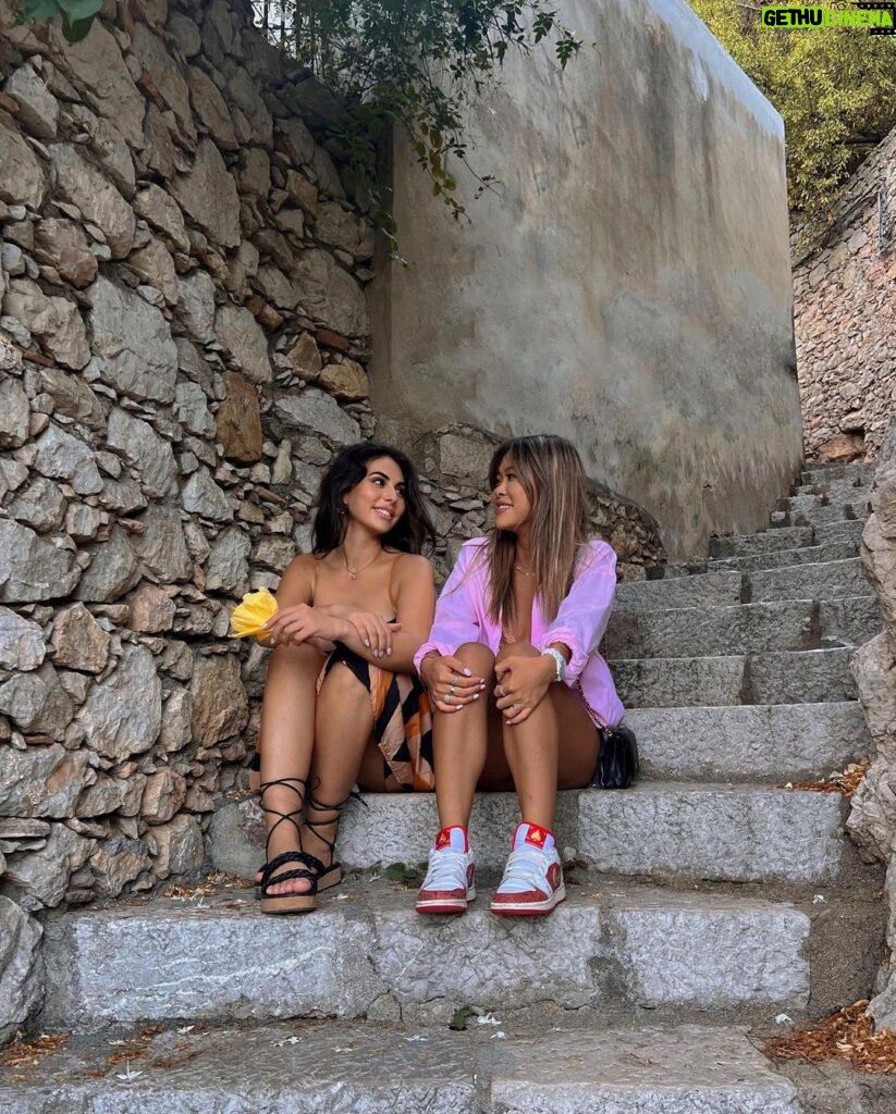 Laura Lajevardi Instagram - Sicile 🌼 Sicile, Italie
