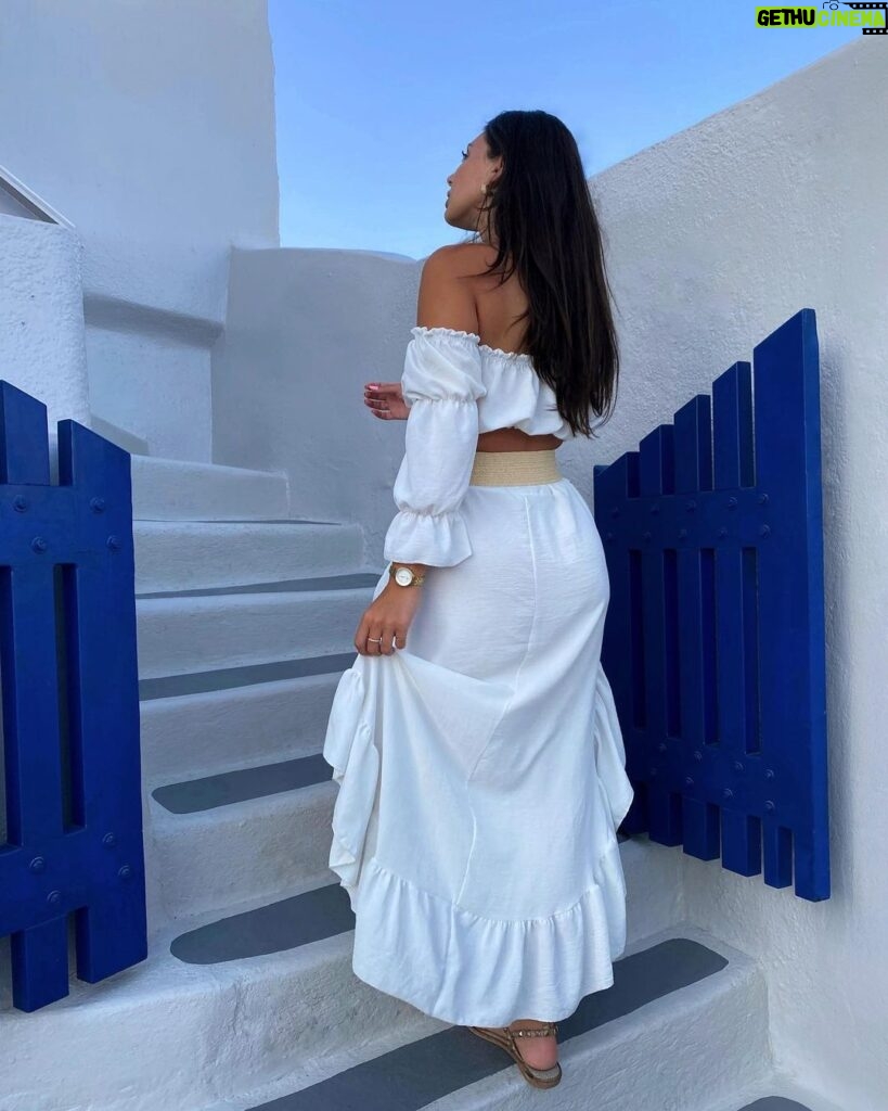 Laura Lajevardi Instagram - J’adore les couleurs bleu et blanc des îles Grecques 🤍💙 Oia, Santorini -Greece-
