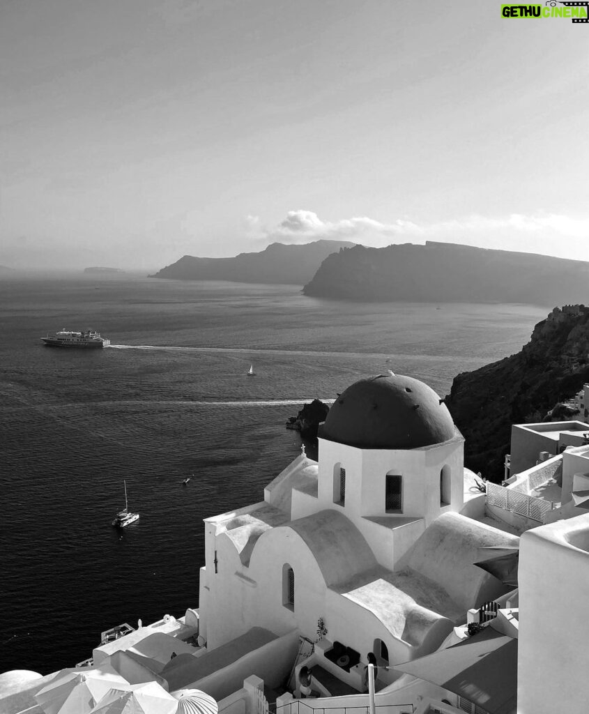 Laura Lajevardi Instagram - Amazing views ✨ Oia, Santorini -Greece-