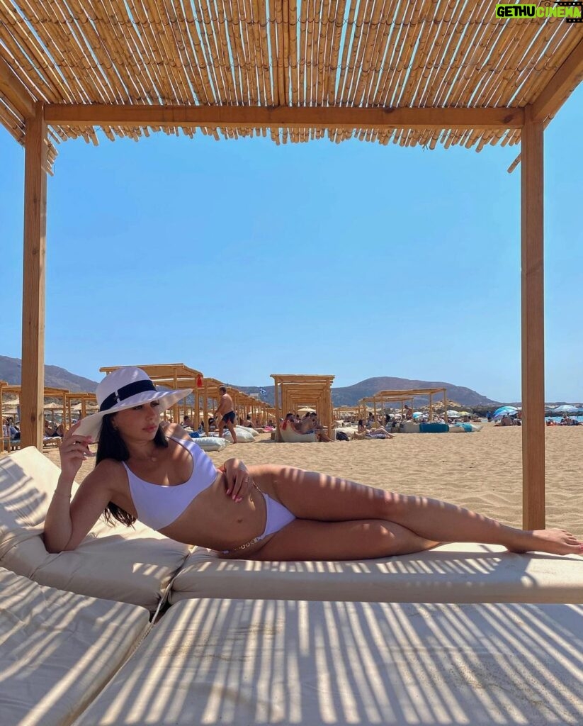 Laura Lajevardi Instagram - Chill summer relax 🌴 Crete, Greece.