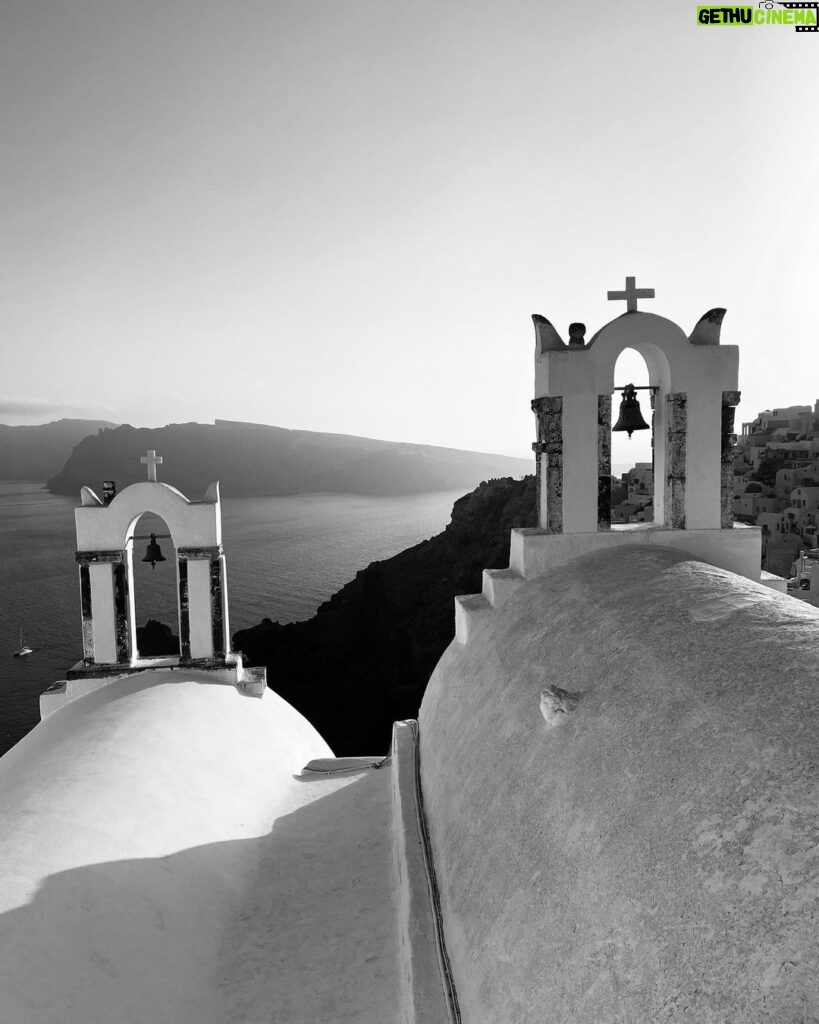 Laura Lajevardi Instagram - Amazing views 🤍 Oia, Santorini -Greece-