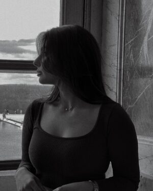 Laura Lajevardi Instagram - Visite au Louvre ✨
