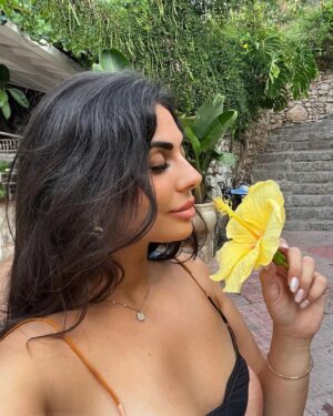 Laura Lajevardi Instagram - Sicile 🌼