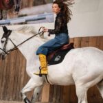 Laura Smet Instagram - Merci @ellefr photographe @gilles_bensimon make up 💄 @fredmarin_makeupartist @hairpalacio ✍️ @dorotheew stylisme @annemariebrouillet et @elent_finance dans les magnifiques écuries du Grand Veneur 🐎 merci @verovatinos @veroniquephilipponnat @sylviecouperieeiffel @charlottetourret 💜 @isabrulier 🍀