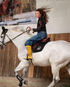 Laura Smet Instagram - Merci @ellefr photographe @gilles_bensimon make up 💄 @fredmarin_makeupartist @hairpalacio ✍️ @dorotheew stylisme @annemariebrouillet et @elent_finance dans les magnifiques écuries du Grand Veneur 🐎 merci @verovatinos @veroniquephilipponnat @sylviecouperieeiffel @charlottetourret 💜 @isabrulier 🍀