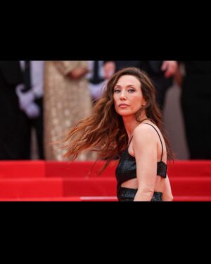 Laura Smet Instagram - Merci au @festivaldecannes @thierry.fremaux et à ma belle équipe @charlottetourret 🌹 @isabrulier @clementlomellini @anglomamakeup @lesliethibaud @michaelkors @chopard @louboutinworld @jean_fouillade #festivaldecannes2023 ♥️