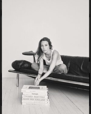 Laura Smet Instagram - Bon week-end 🌺 @arnolamphoto @theatremontparnasse #leprincipedincertitude 🎭