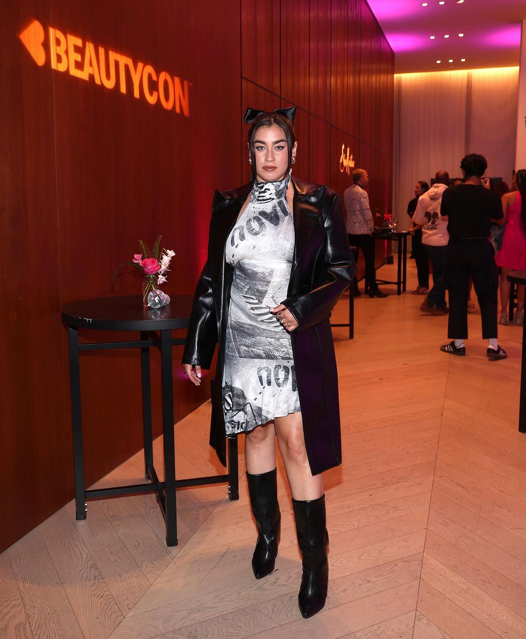 Lauren Jauregui Instagram - Wanted to say a late thank you to @beautycon & @galore for having me help present the #beautiesawards✨🤍 had us a ball at the durings, dinners & afters. very yummy and very beautiful and perfectly beat faces all around me. I loved every second. Thank youuu✨🤍 glam by @leo.chaparro & @castillo_13