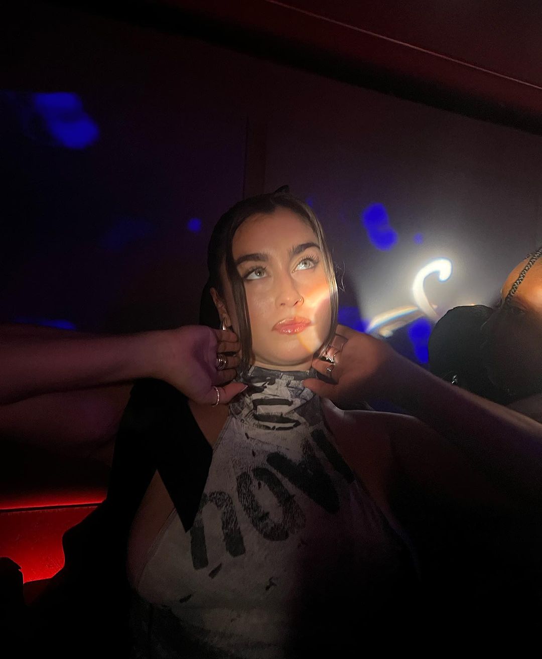 Lauren Jauregui Instagram - Wanted to say a late thank you to @beautycon & @galore for having me help present the #beautiesawards✨🤍 had us a ball at the durings, dinners & afters. very yummy and very beautiful and perfectly beat faces all around me. I loved every second. Thank youuu✨🤍 glam by @leo.chaparro & @castillo_13