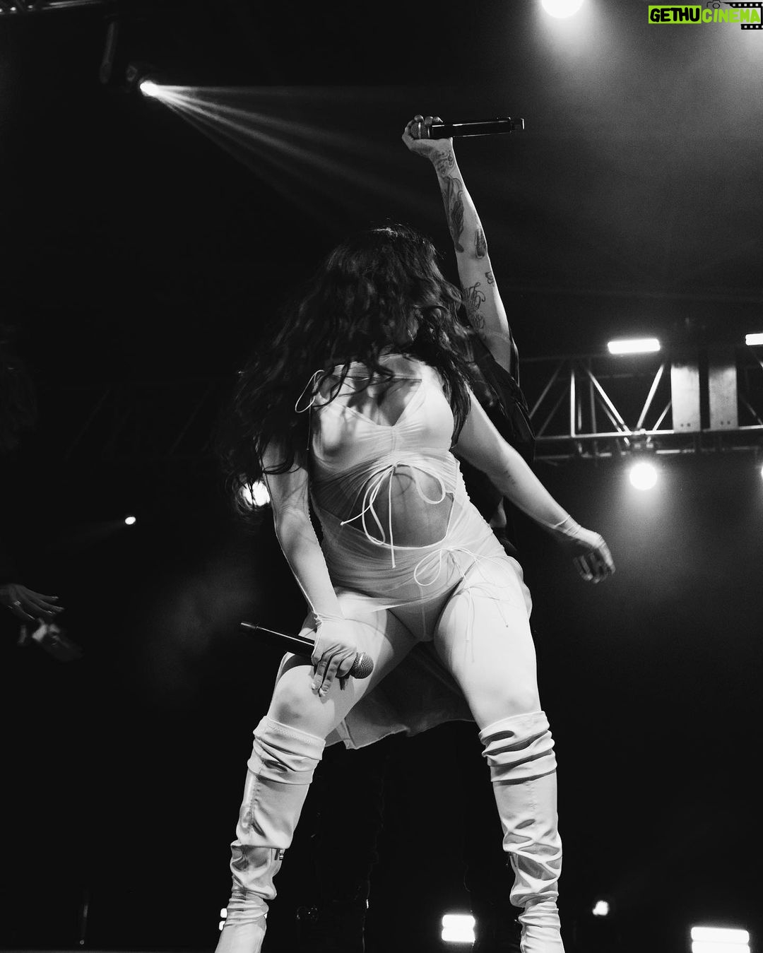 Lauren Jauregui Instagram - DF! CIUDAD DE MEXICO!!🤍✨🇲🇽 que emoción terminar esta gira con ustedes🥺 SOLD OUT! Muchísimas gracias a mi amiga @snowthaproduct por venir acompañarme y romperla con Piña✨ thank you so much babe🤍 appreciate youu! A mi equipo INCREÍBLE @theebonigentry @chantalfelice @seagaux @tiffanymargaret_ @soundman28 @trodondrums @sigmadit @audiobuddypro @aodream @patienceaquart @corriewyse @iamcoraldolphin @tjhoover @cameronkaiser @rashad__isaiah @itsmerazzie @aunecollections thank each of you for how you showed up and helped make this show what it was. LOS AMO Y NO PUEDO CREER QUE SE HA TERMINADO😭 pero nos vemos otra ves en el futuro bien pronto. Gracias por el amor. Los amo los amo los amo!! #UnaNocheConLaurenJaureguiLATAM ❤️🔥 FIN