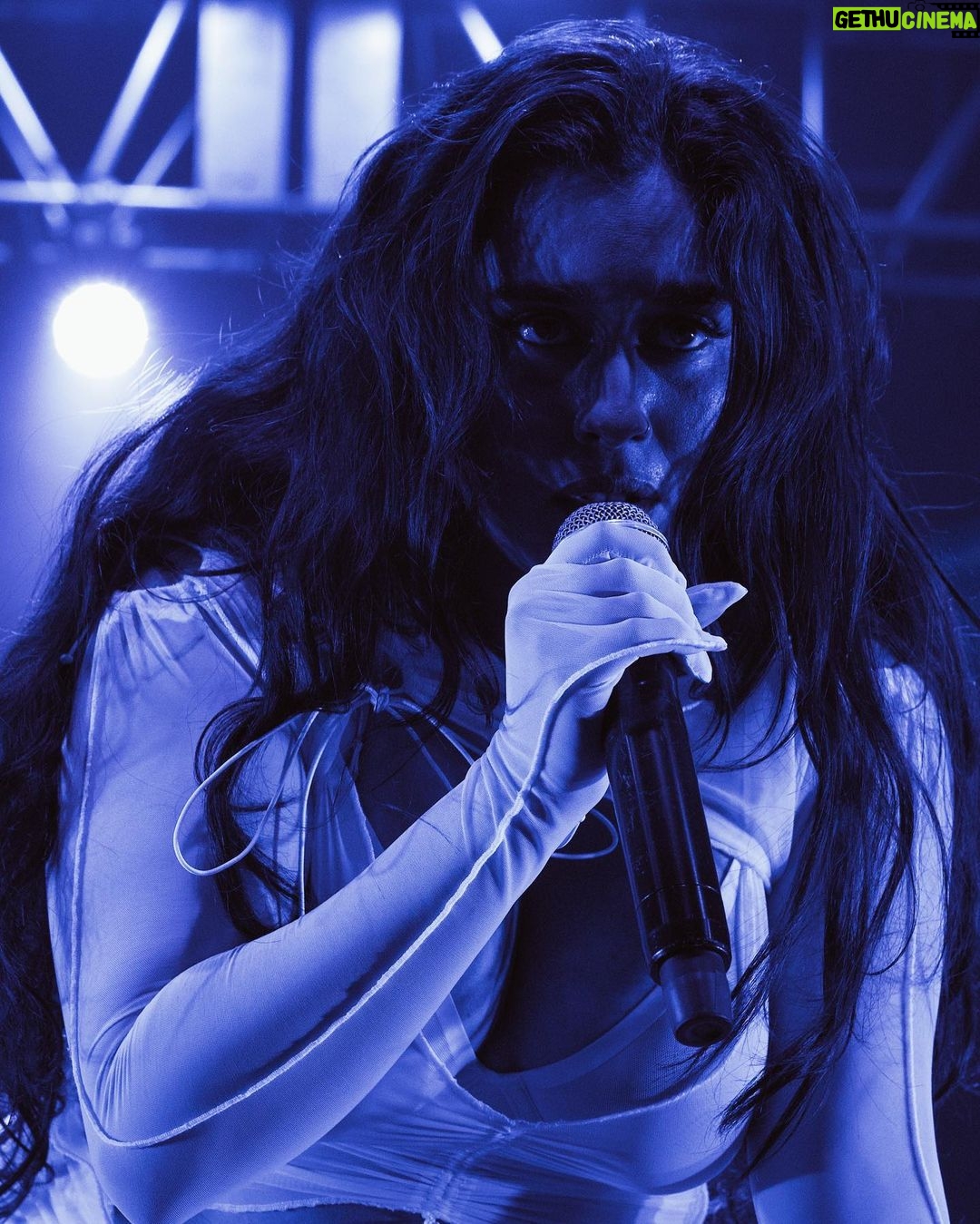 Lauren Jauregui Instagram - DF! CIUDAD DE MEXICO!!🤍✨🇲🇽 que emoción terminar esta gira con ustedes🥺 SOLD OUT! Muchísimas gracias a mi amiga @snowthaproduct por venir acompañarme y romperla con Piña✨ thank you so much babe🤍 appreciate youu! A mi equipo INCREÍBLE @theebonigentry @chantalfelice @seagaux @tiffanymargaret_ @soundman28 @trodondrums @sigmadit @audiobuddypro @aodream @patienceaquart @corriewyse @iamcoraldolphin @tjhoover @cameronkaiser @rashad__isaiah @itsmerazzie @aunecollections thank each of you for how you showed up and helped make this show what it was. LOS AMO Y NO PUEDO CREER QUE SE HA TERMINADO😭 pero nos vemos otra ves en el futuro bien pronto. Gracias por el amor. Los amo los amo los amo!! #UnaNocheConLaurenJaureguiLATAM ❤️🔥 FIN