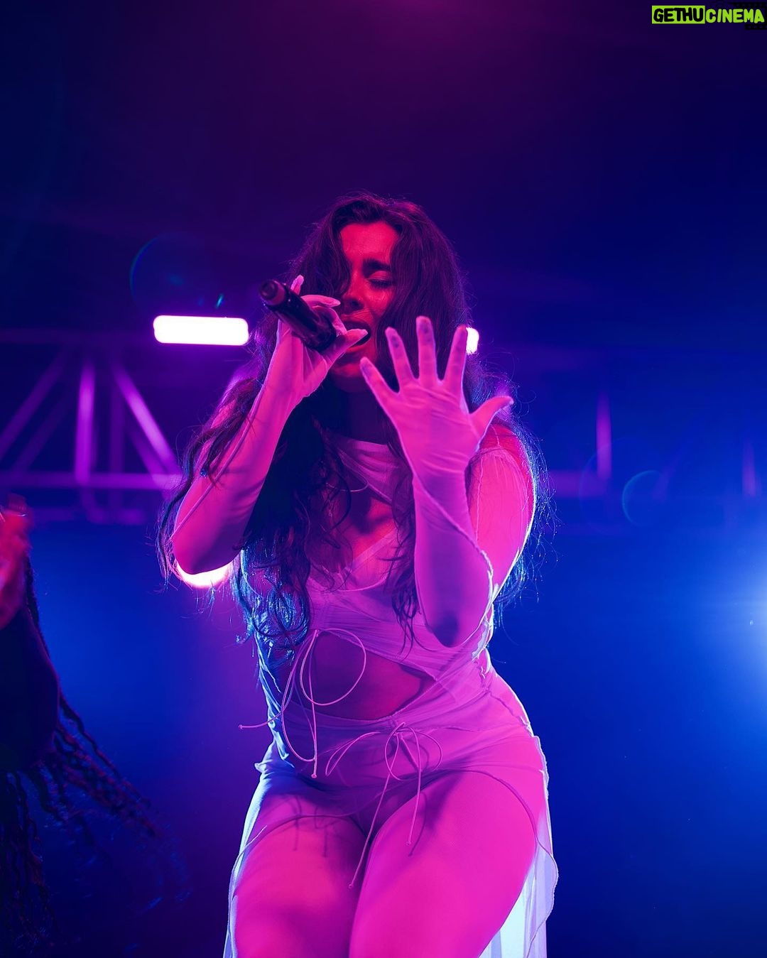 Lauren Jauregui Instagram - DF! CIUDAD DE MEXICO!!🤍✨🇲🇽 que emoción terminar esta gira con ustedes🥺 SOLD OUT! Muchísimas gracias a mi amiga @snowthaproduct por venir acompañarme y romperla con Piña✨ thank you so much babe🤍 appreciate youu! A mi equipo INCREÍBLE @theebonigentry @chantalfelice @seagaux @tiffanymargaret_ @soundman28 @trodondrums @sigmadit @audiobuddypro @aodream @patienceaquart @corriewyse @iamcoraldolphin @tjhoover @cameronkaiser @rashad__isaiah @itsmerazzie @aunecollections thank each of you for how you showed up and helped make this show what it was. LOS AMO Y NO PUEDO CREER QUE SE HA TERMINADO😭 pero nos vemos otra ves en el futuro bien pronto. Gracias por el amor. Los amo los amo los amo!! #UnaNocheConLaurenJaureguiLATAM ❤️🔥 FIN