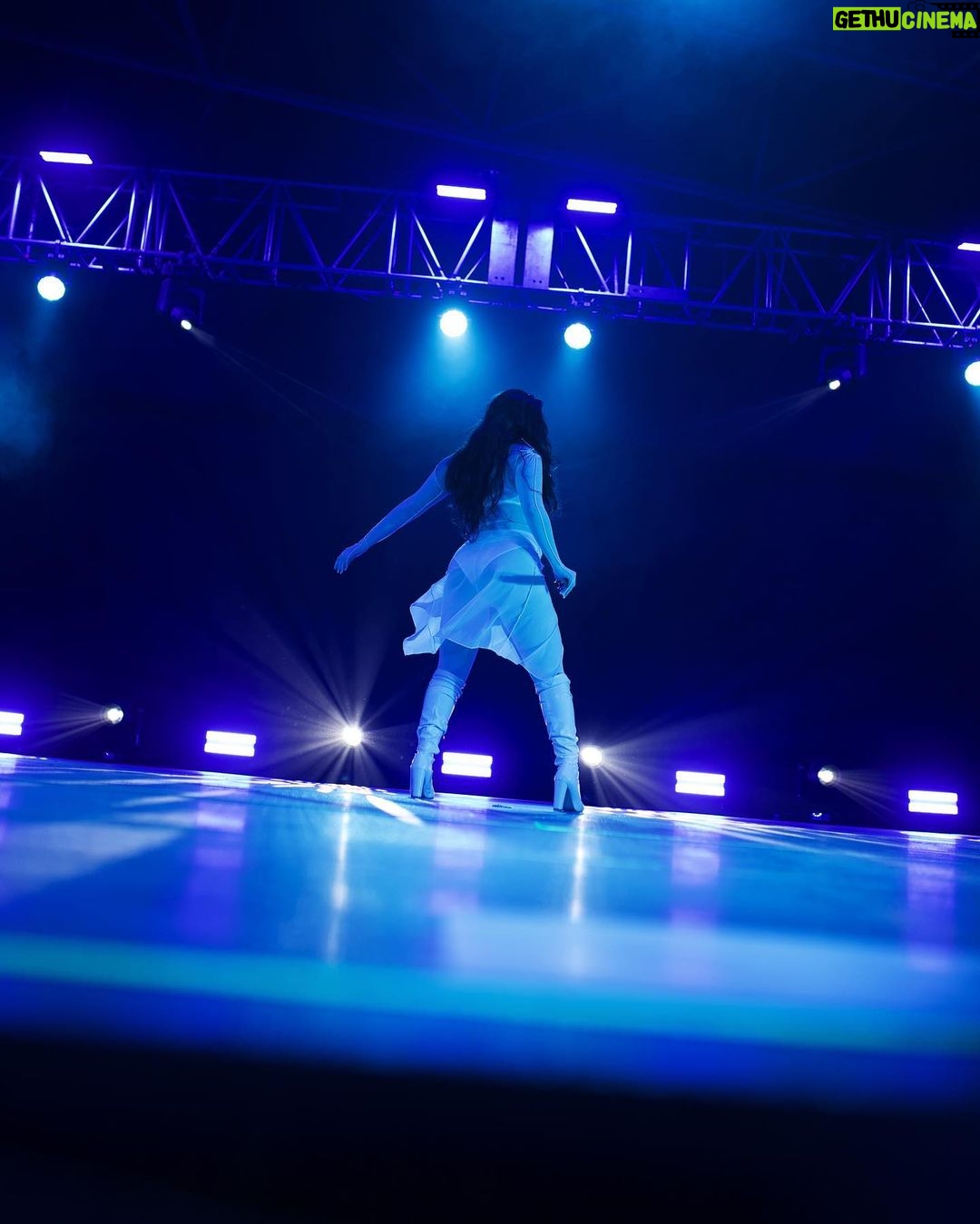 Lauren Jauregui Instagram - DF! CIUDAD DE MEXICO!!🤍✨🇲🇽 que emoción terminar esta gira con ustedes🥺 SOLD OUT! Muchísimas gracias a mi amiga @snowthaproduct por venir acompañarme y romperla con Piña✨ thank you so much babe🤍 appreciate youu! A mi equipo INCREÍBLE @theebonigentry @chantalfelice @seagaux @tiffanymargaret_ @soundman28 @trodondrums @sigmadit @audiobuddypro @aodream @patienceaquart @corriewyse @iamcoraldolphin @tjhoover @cameronkaiser @rashad__isaiah @itsmerazzie @aunecollections thank each of you for how you showed up and helped make this show what it was. LOS AMO Y NO PUEDO CREER QUE SE HA TERMINADO😭 pero nos vemos otra ves en el futuro bien pronto. Gracias por el amor. Los amo los amo los amo!! #UnaNocheConLaurenJaureguiLATAM ❤️🔥 FIN