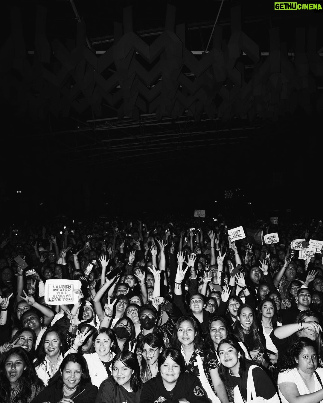 Lauren Jauregui Instagram - DF! CIUDAD DE MEXICO!!🤍✨🇲🇽 que emoción terminar esta gira con ustedes🥺 SOLD OUT! Muchísimas gracias a mi amiga @snowthaproduct por venir acompañarme y romperla con Piña✨ thank you so much babe🤍 appreciate youu! A mi equipo INCREÍBLE @theebonigentry @chantalfelice @seagaux @tiffanymargaret_ @soundman28 @trodondrums @sigmadit @audiobuddypro @aodream @patienceaquart @corriewyse @iamcoraldolphin @tjhoover @cameronkaiser @rashad__isaiah @itsmerazzie @aunecollections thank each of you for how you showed up and helped make this show what it was. LOS AMO Y NO PUEDO CREER QUE SE HA TERMINADO😭 pero nos vemos otra ves en el futuro bien pronto. Gracias por el amor. Los amo los amo los amo!! #UnaNocheConLaurenJaureguiLATAM ❤️🔥 FIN