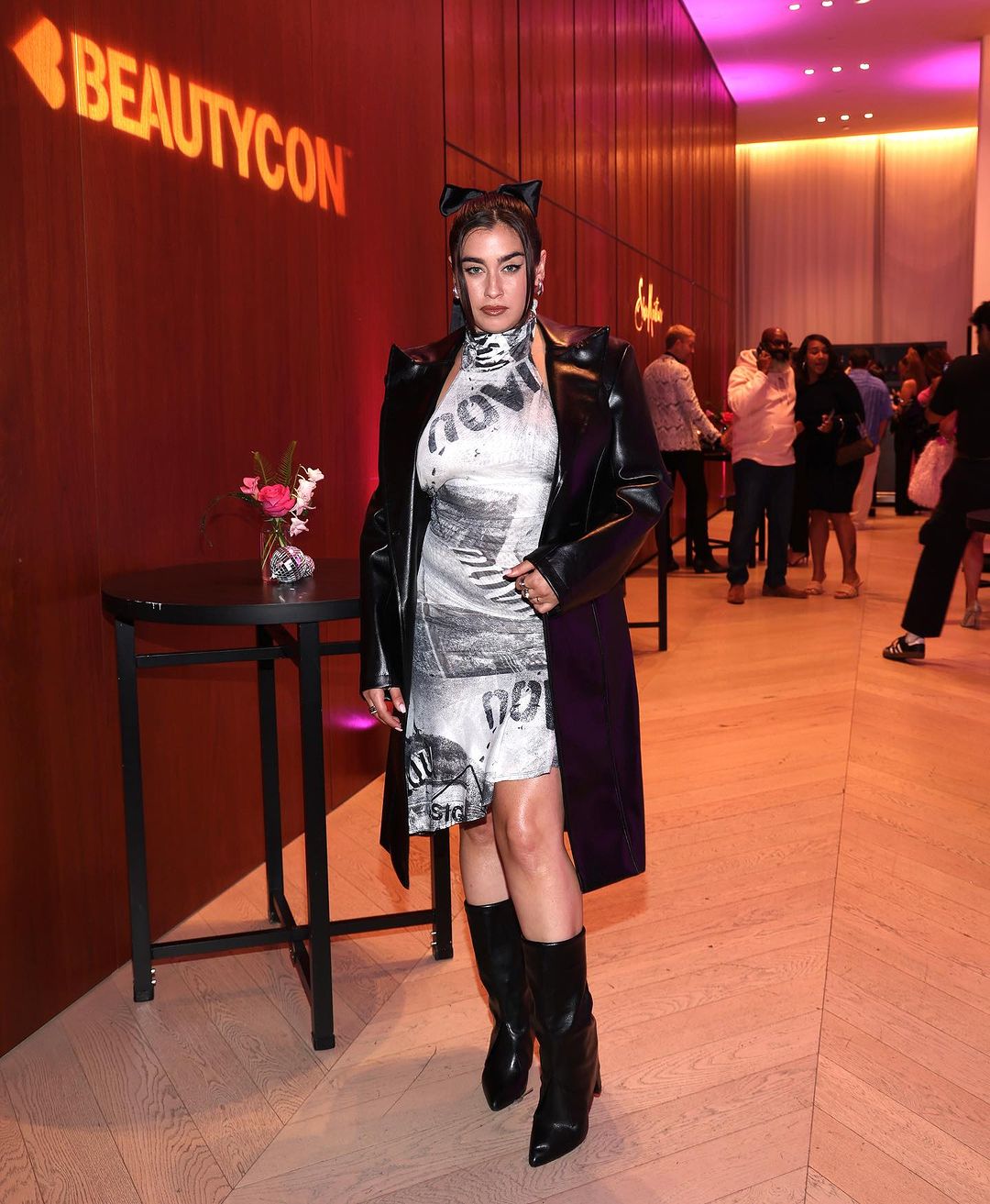 Lauren Jauregui Instagram - Wanted to say a late thank you to @beautycon & @galore for having me help present the #beautiesawards✨🤍 had us a ball at the durings, dinners & afters. very yummy and very beautiful and perfectly beat faces all around me. I loved every second. Thank youuu✨🤍 glam by @leo.chaparro & @castillo_13