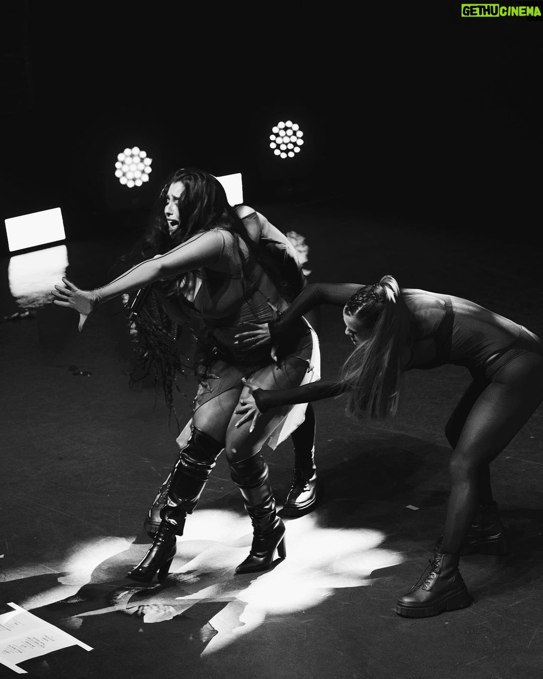 Lauren Jauregui Instagram - COLOMBIA!! Much铆simas gracias por tu amorr y vibras altas! Los amo tanto鉂わ笍鈥嶐煍モ湪 hasta la pr贸xima amoress馃嚚馃嚧