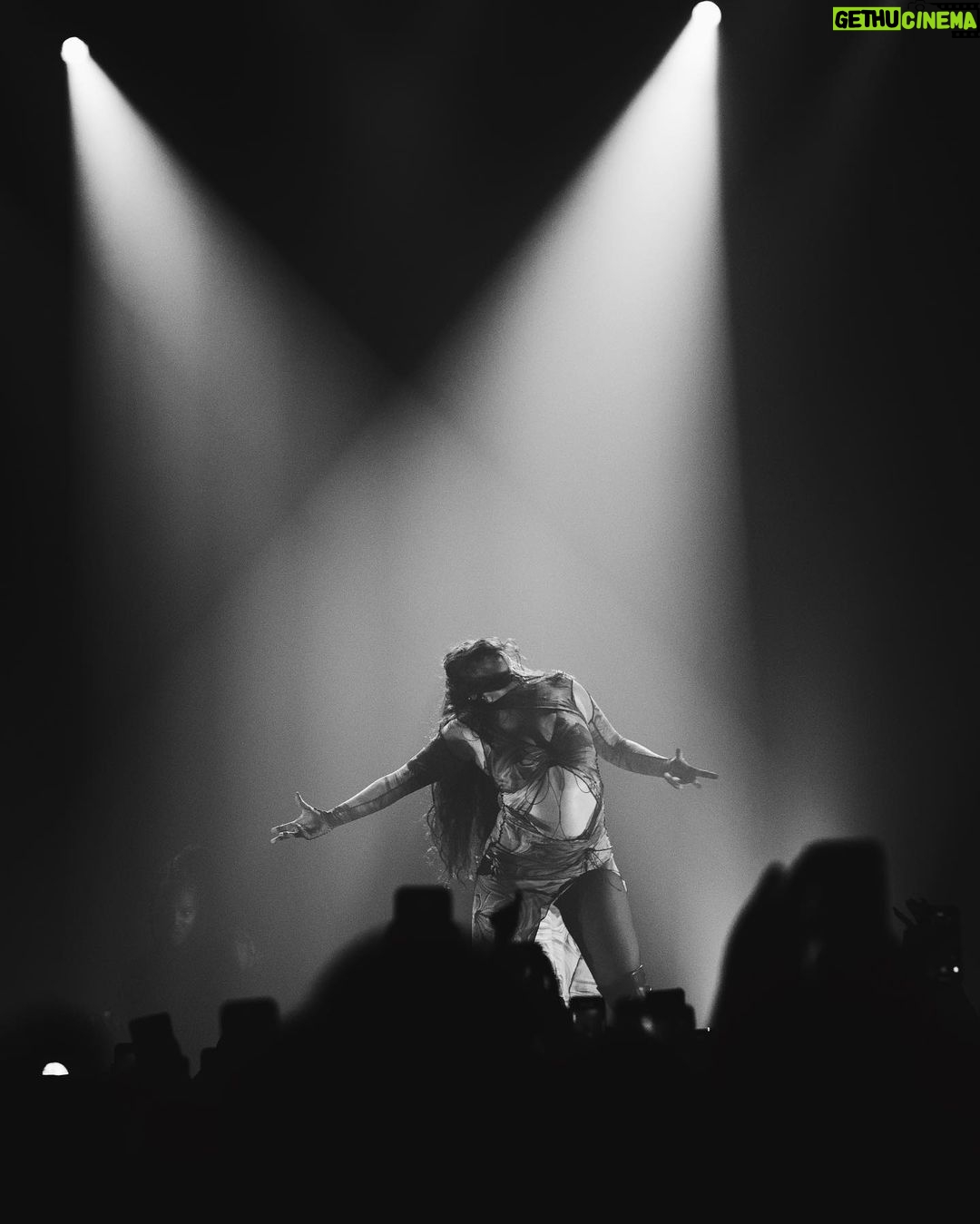 Lauren Jauregui Instagram - Brasillll I can’t even express in words the LIFE your energy gave me😭 São Paulo, I will never forget you being the first ones to hear Expectations for the first time and here we are 5 years later and you sang EVERY WORD OF EVERY SONG that I have written since. You are a magical audience, we created beauty together. I couldn’t hear shit lmao but I felt you all in my soul and it is the greatest gift to share these songs with you and around the world. EU TE AMO MUITO MUITO até a próxima vez!!