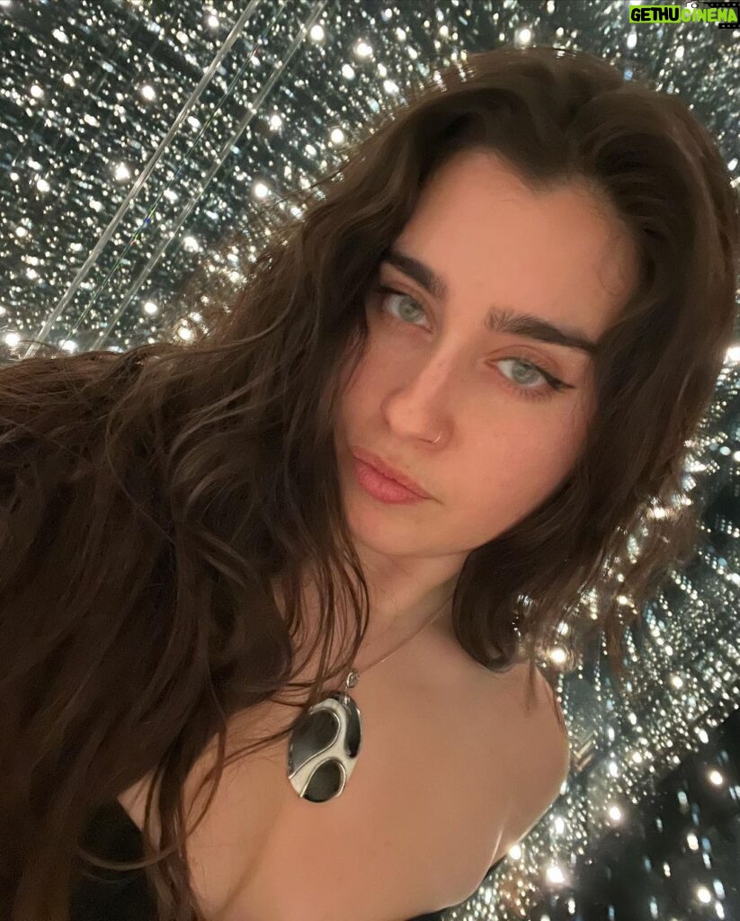 Lauren Jauregui Instagram - Hi🤍 some moments from Winter✨ this year & last but it’s all still in season to fast and relax and plan so hi on this Friday 13th🕯 I have much to share with you this year and I’ll be sharing some moments from the last sprinkled with moments now for now. Love you🤍